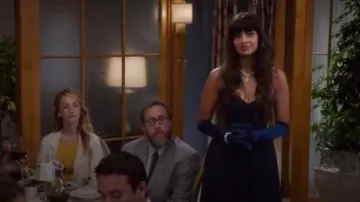 Único vintage Navy Chiffon Strapless Sweetheart Corset Long Gown usado por Tahani Al-Jamil (Jameela Jamil) en The Good Place (S01E04)