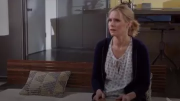 Diane von Furstenberg Rissa Réservoir porté par Eleanor Shellstrop (Kristen Bell) Au Bon Endroit (S01E04)