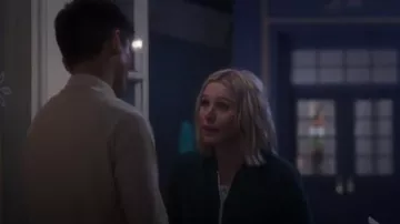 Unisexe américain Flex Fleece Zip Hoodie en Forêt porté par Eleanor Shellstrop (Kristen Bell) Au Bon Endroit (S01E04)