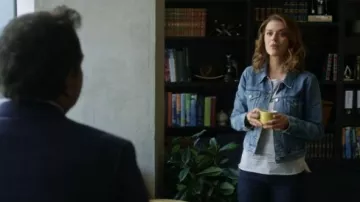 Iro Emeka Denim Shirt porté par Izzy Silva (Priscilla Faia) Vous Me (S03E04)