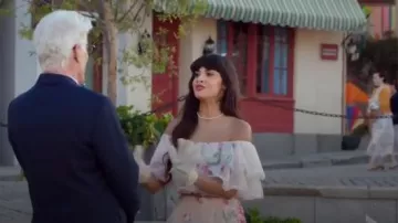 ASOS Floral Bardot Off The Shoulder Midi Prom Dress With Multi Ruffle usado por Tahani Al-Jamil (Jameela Jamil) en The Good Place (S01E04)