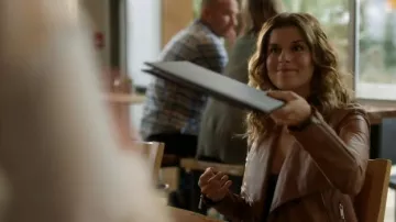 BCBGeneration Missy Aile Col de la Veste en Faux Cuir porté par Izzy Silva (Priscilla Faia) Vous Me (S03E08)