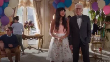 Alice + Olivia Catrina Jupe portée par Tahani Al-Jamil (Jameela Jamil) Au Bon Endroit (S01E07)