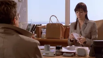 Bolso de cuero de Tod de Lucy Kelson (Sandra Bullock) en dos semanas de aviso