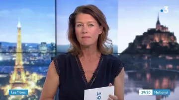 El mono azul marino esconde corazón y encaje guipure con escote y mangas de Carole Gaessler en 19/20 el 15.05.2019