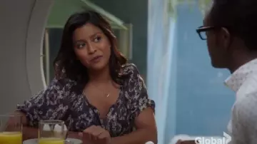 Joie de Berkeley Chemisier en Regal porté par Vicky (Tiya Sircar) Au Bon Endroit (S01E11)