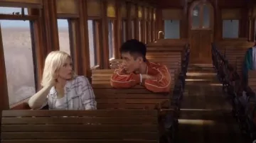 Camisa Paige Mya en blanco / zafiro usada por Eleanor Shellstrop (Kristen Bell) en The Good Place (S01E12)