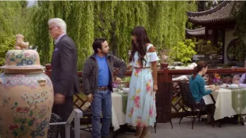 Asos Cami Cold Shoulder Flutter Sleeve Midi Dress en Estampado Floral usado por Tahani Al-Jamil (Jameela Jamil) en The Good Place (S02E01)
