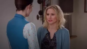 Joie Farhana imprimé Floral Haut en Soie porté par Eleanor Shellstrop (Kristen Bell) Au Bon Endroit (S02E03)
