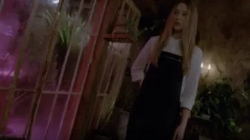 Topshop Faux Leather Overoles usados por Zoe Benson (Taissa Farmiga) en American Horror Story (S03E07)