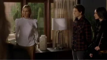 Veronica Beard Isabel Puff Sleeve Shirt usada por Claire Hotchkiss (Kelly Rutherford) en Pretty Little Liars: The Perfectionists (S01E09)