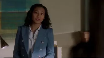 Rails Évêque Bouton Haut porté par Caitlin Lewis (Sydney Park) dans Pretty Little Liars: Les Perfectionnistes (S01E09) (S01E09)