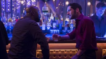 La Chemise bordeaux portée par Lucifer Morningstar (Tom Ellis) dans Lucifer (S04E03)