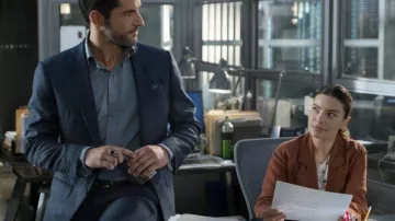 Blazer marrón usado por Chloe Decker (Lauren German) en Lucifer (S04E03)
