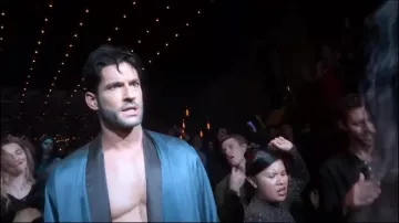 le Peignoir en satin porté par Lucifer Morningstar (Tom Ellis) dans Lucifer (S04E04)