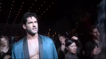 le Peignoir en satin porté par Lucifer Morningstar (Tom Ellis) dans Lucifer (S04E04)