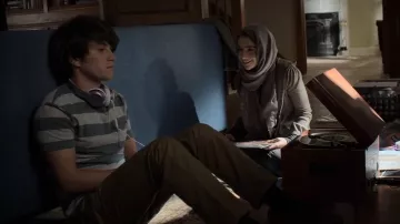 The headphones Beats by Dr. Dr. Gordie (José Julián) in The Society (S01E03)