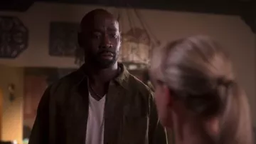 Veste imitation daim marron portée par Amenadiel (D.B. Woodside) dans Lucifer (S04E04)