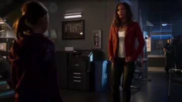 La chaqueta de cuero usada por Mazikeen (Lesley-Ann Brandt) en Lucifer (S04E01)