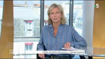 The blue shirt with stripes of Claire Chazal in free Entrance the 16.05.2019