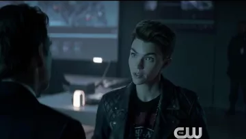 Veste en cuir portés par Batwoman (Ruby Rose) dans la Batwoman (S01E01)