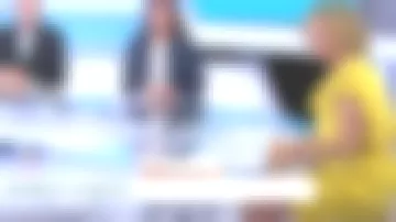 Vestido de cuello en V amarillo volador de Caroline Roux en C dans l'air el 16.05.2019