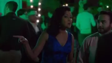 David Meister sans Manches Floral-Appliques A-Ligne de Robe portée par Vicky (Tiya Sircar) Au Bon Endroit (S02E05)