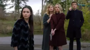 Zara Manteau avec poches porté par Taylor Hotchkiss (Hayley Erin) dans Pretty Little Liars: Les Perfectionnistes (S01E09)