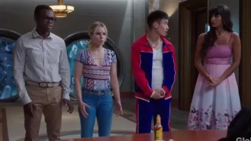 Traje Guess Wren en mosaico marroquí True White usado por Eleanor Shellstrop (Kristen Bell) en The Good Place (S02E12)