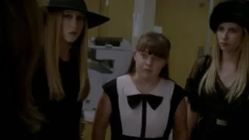 Ted Baker Nitcha Bow Robe à Col porté par Jamie Brewer dans American Horror Story (S03E09)