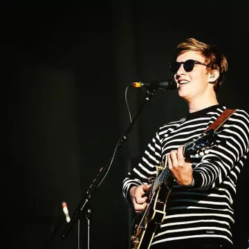 the guernsey authentic worn by George Ezra on the account instagram @armorluxofficiel