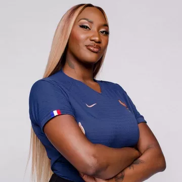 La camiseta Nike del equipo francés usada por Aya Nakamura en su cuenta de Instagram @ayanakamura_officiel