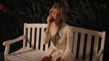 Stella McCartney Col en V Bow Front Haut, porté par Petra Solano (Yael Grobglas) dans Jane the Virgin (S05E08)
