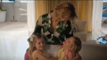 Alice + Olivia Sheila Impression de Paume Cravate Brassard Chemisier porté par Petra Solano (Yael Grobglas) dans Jane the Virgin (S05E08)