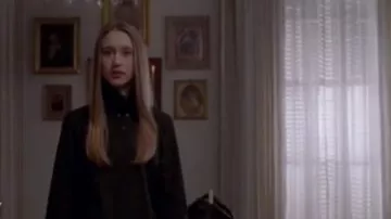 Alexander McQueen Asymétrique Button Down Shirt porté par Zoe Benson (Taissa Farmiga) dans American Horror Story (S03E13)