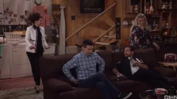 Gucci Chatte-arc imprimé chemisier de soie porté par Karen Walker (Megan Mullally) dans will & Grace (S01E11)