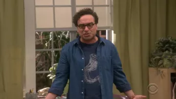 DandyLionPress Méduse Tee porté par Leonard Hofstadter (Johnny Galecki) dans La Théorie du Big Bang (S12E22)