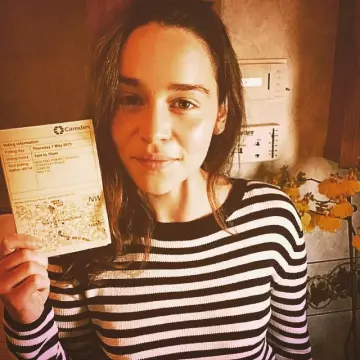 Le pull marin rayé porté par Emilia Clarke sur son compte Instagram @emilia_clarke
