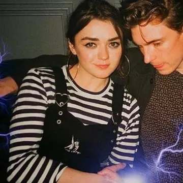 La marinière portée par Maisie Williams sur son compte Instagram @maisie_williams