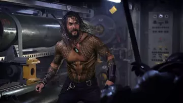 Les manchettes en cuir portées par Arthur (Jason Momoa) dans le film Aquaman