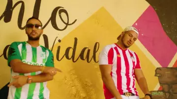Le maillot Nike rayé vert Atletico National de Colombia porté par Lacrim dans le clip Rolls de Hornet la frappe