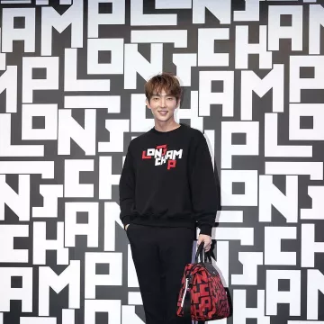 Le sweat noir LGP x Kendall Jenner floqué Longchamp porté par Lee Joon-gi sur le compte instagram de @longchamp