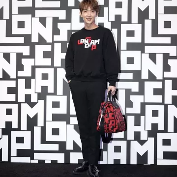 Le sac Pliage noir et rouge LGP x Kendall Jenner de Lee Joon-gi sur le compte instagram de @longchamp