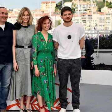 Le pantalon jogging bleu de Kantemir Balagov sur le Photocall de Beanpole le 16 mai 2019 au Festival de Cannes