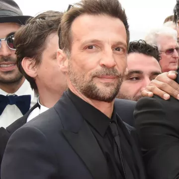 La veste de costume noire de Mathieu Kassovitz sur le tapis rouge de la montée des marches Les Misérables le 16 mai 2019 au Festival de Cannes