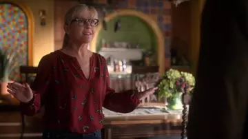 La blouse imprimée papillon de Linda Martin (Rachael Harris) dans Lucifer (S04E04)