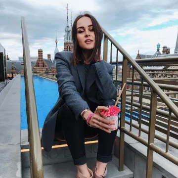 The suit jacket of Andy Torres on the account instagram of @stylescrapbook