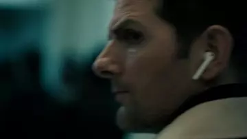 Apple AirPods used by Justin Sanderson (Adam Scott) in The Twilight Zone (S01E02)