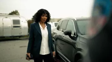 Camisa blanca usada por Nina Harrison (Sanaa Lathan) en The Twilight Zone (S01E03)