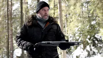 The black gloves The North Face worn by Henry (Jean Reno) in Cold Blood Legacy : The memory of blood